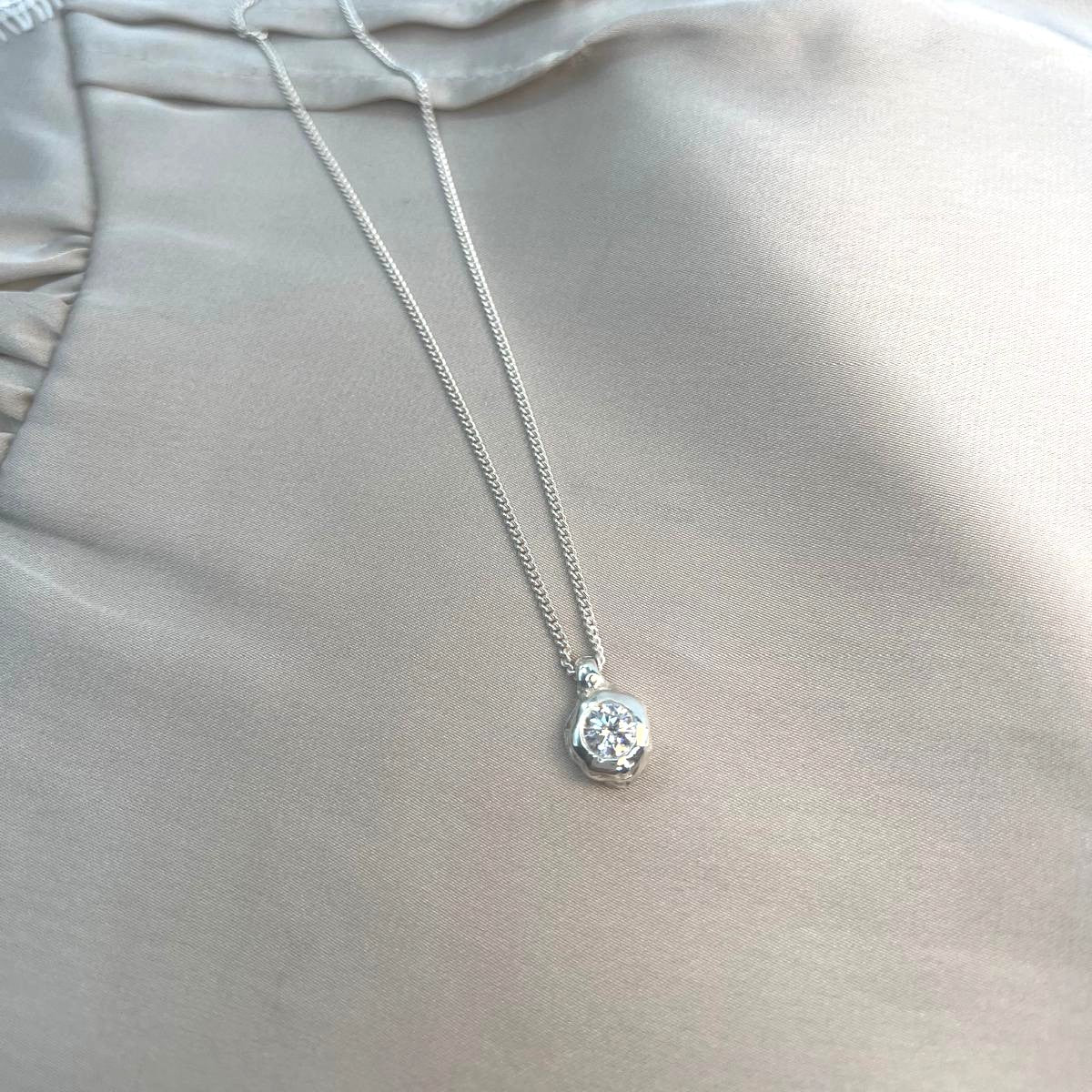 Fluere Solitaire Pendant