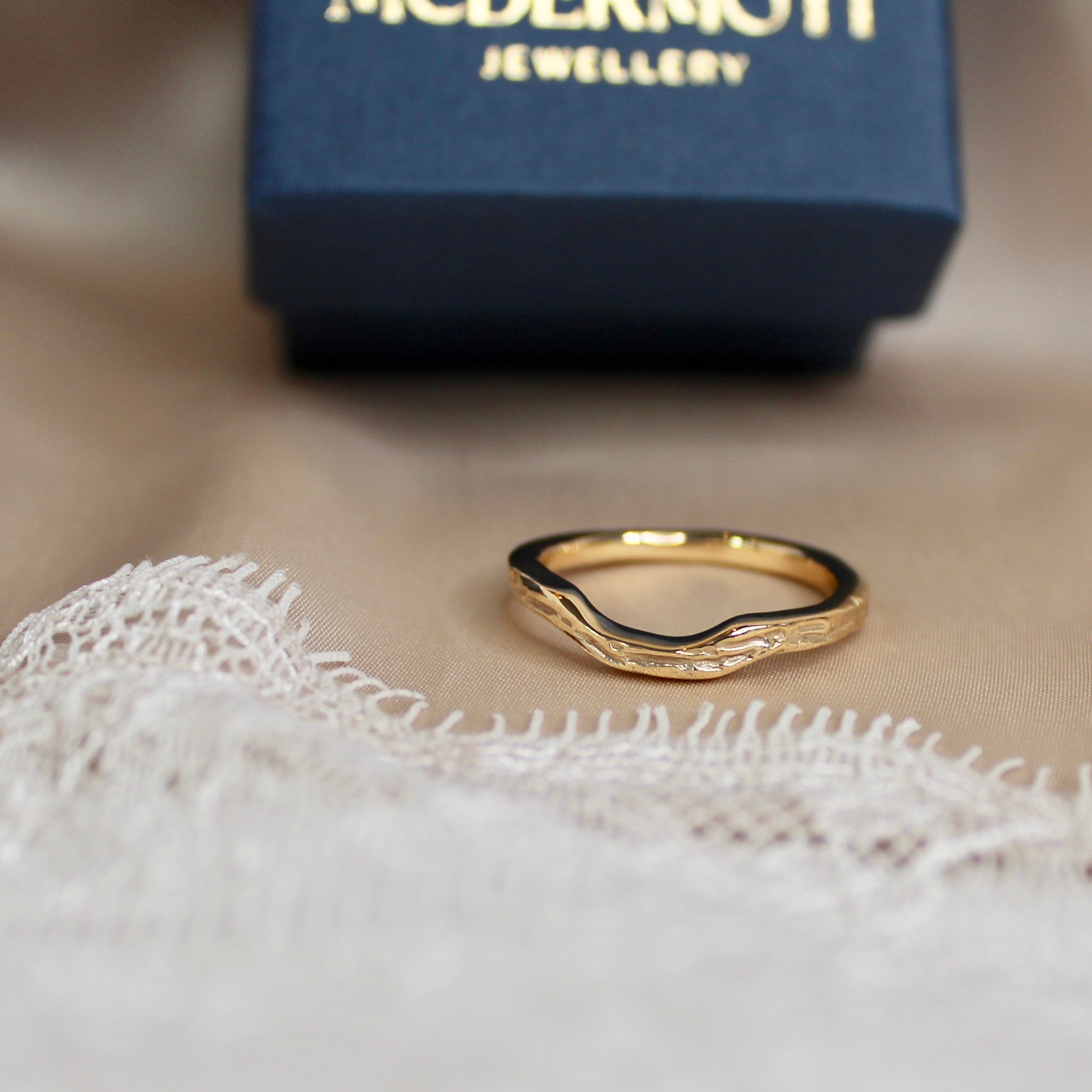 Fluere Curved Wedding Band