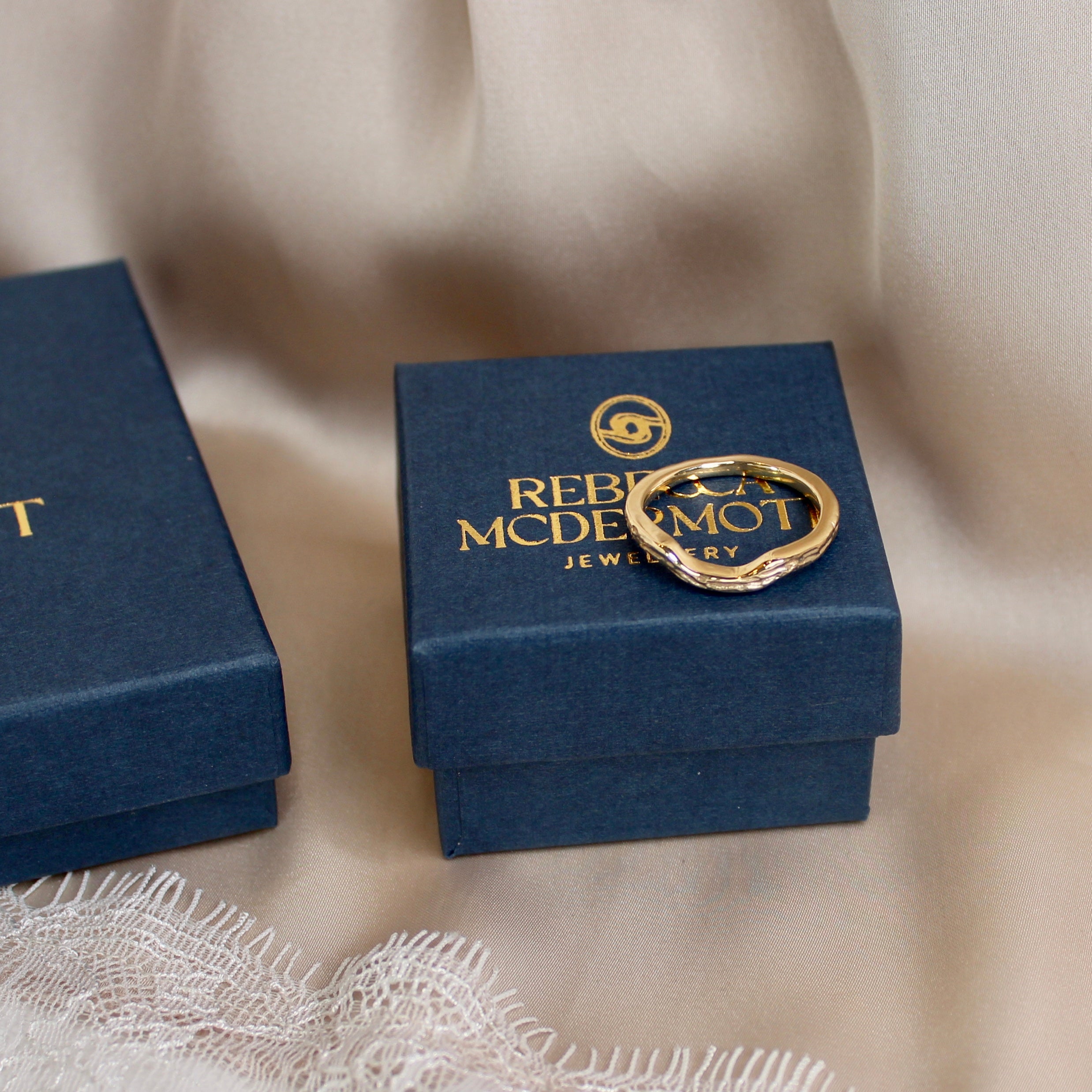 Fluere Curved Wedding Band