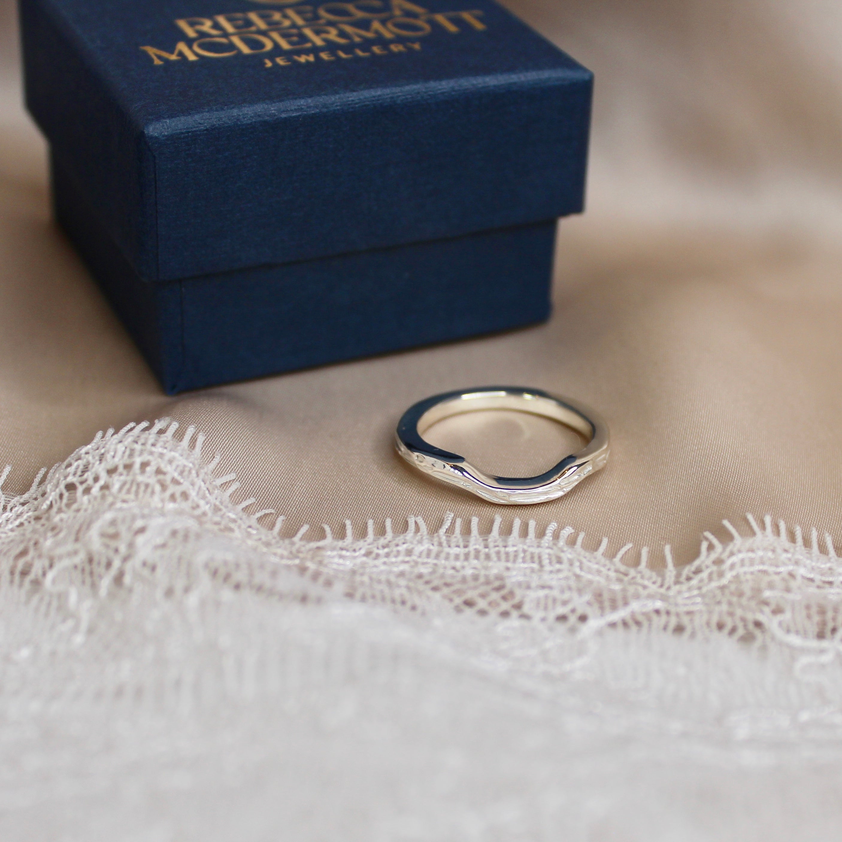 Fluere Curved Wedding Band