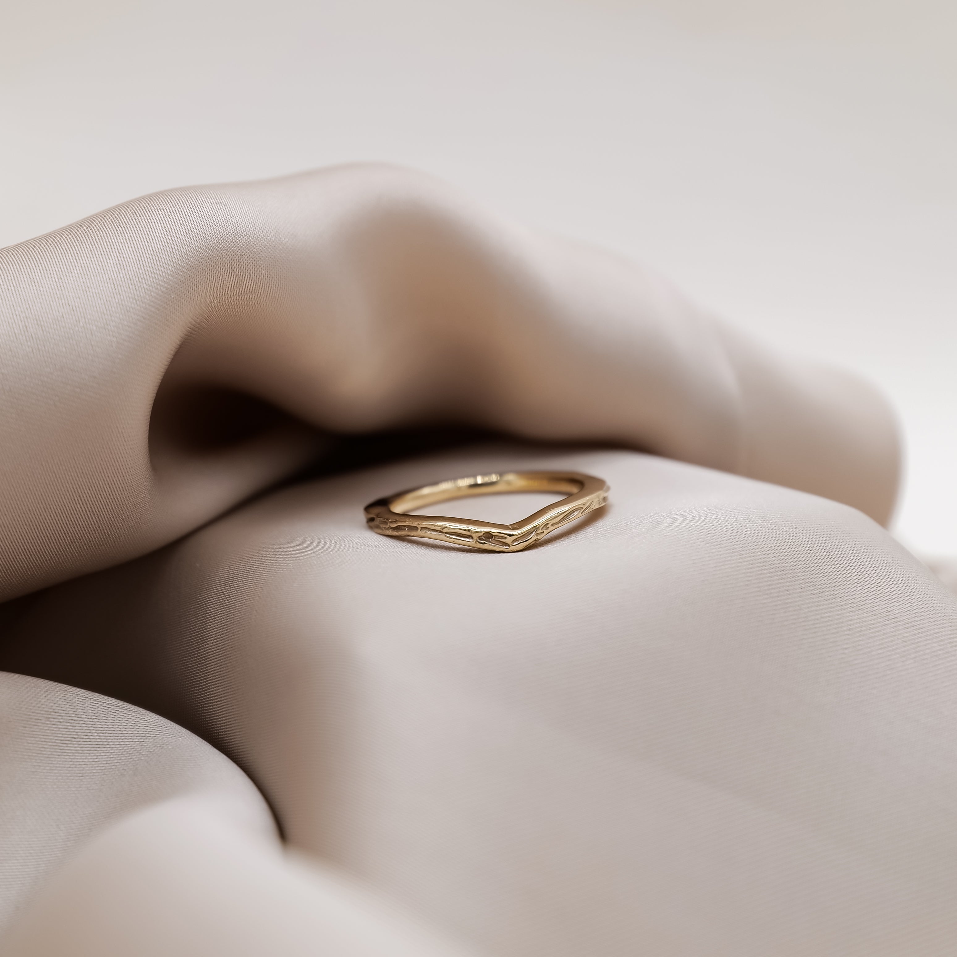 Fluere V Wedding Band