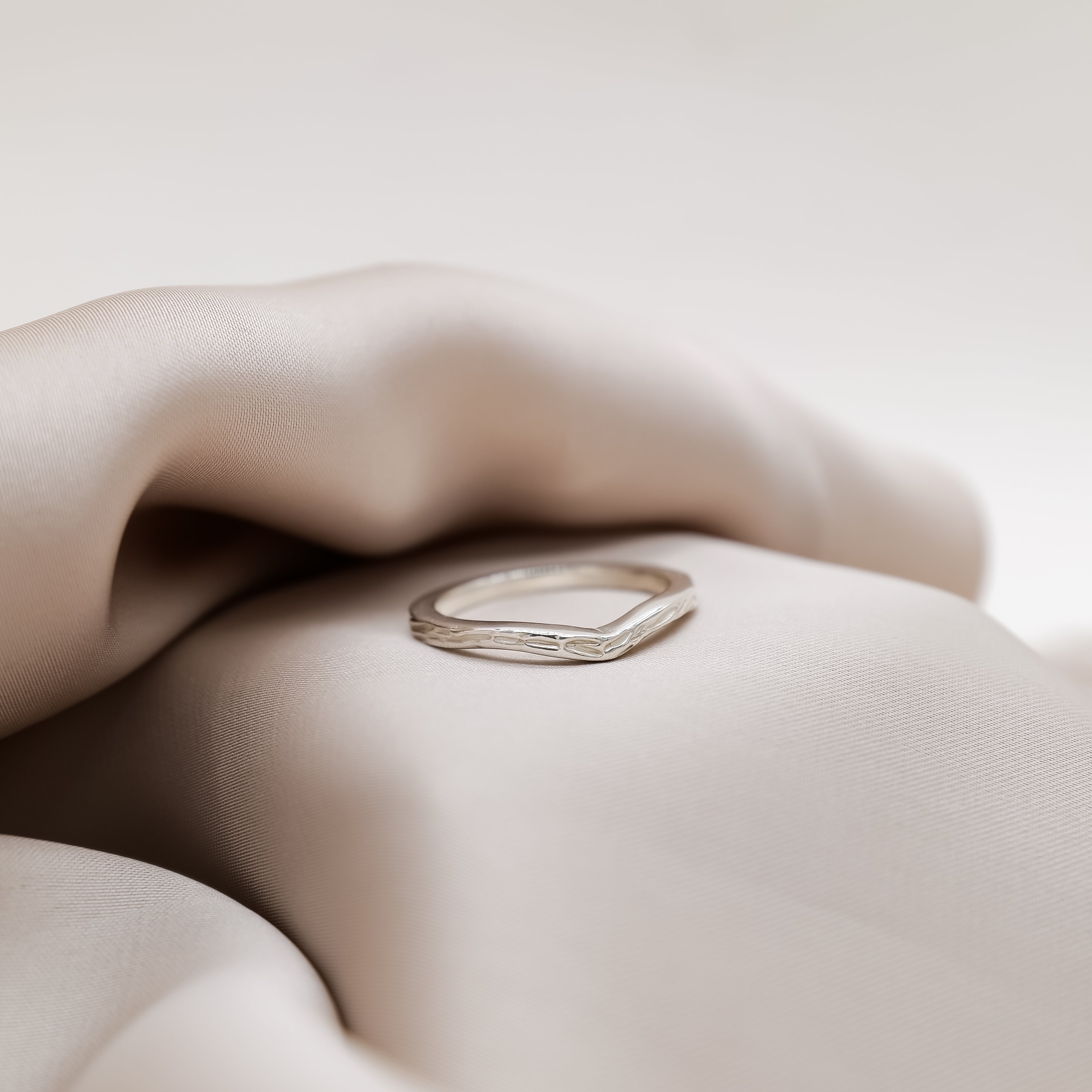 Fluere V Wedding Band