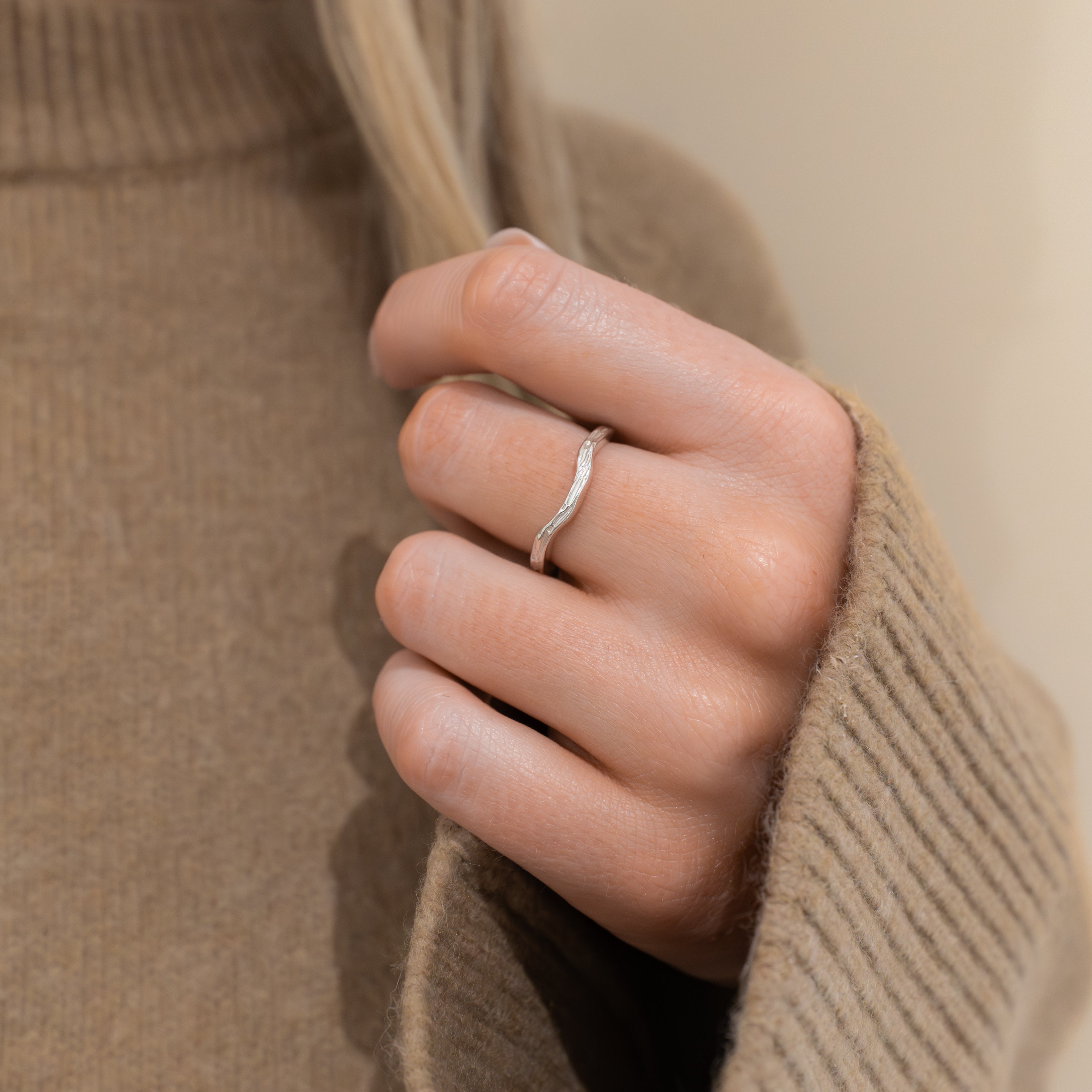 Fluere Curved Wedding Band