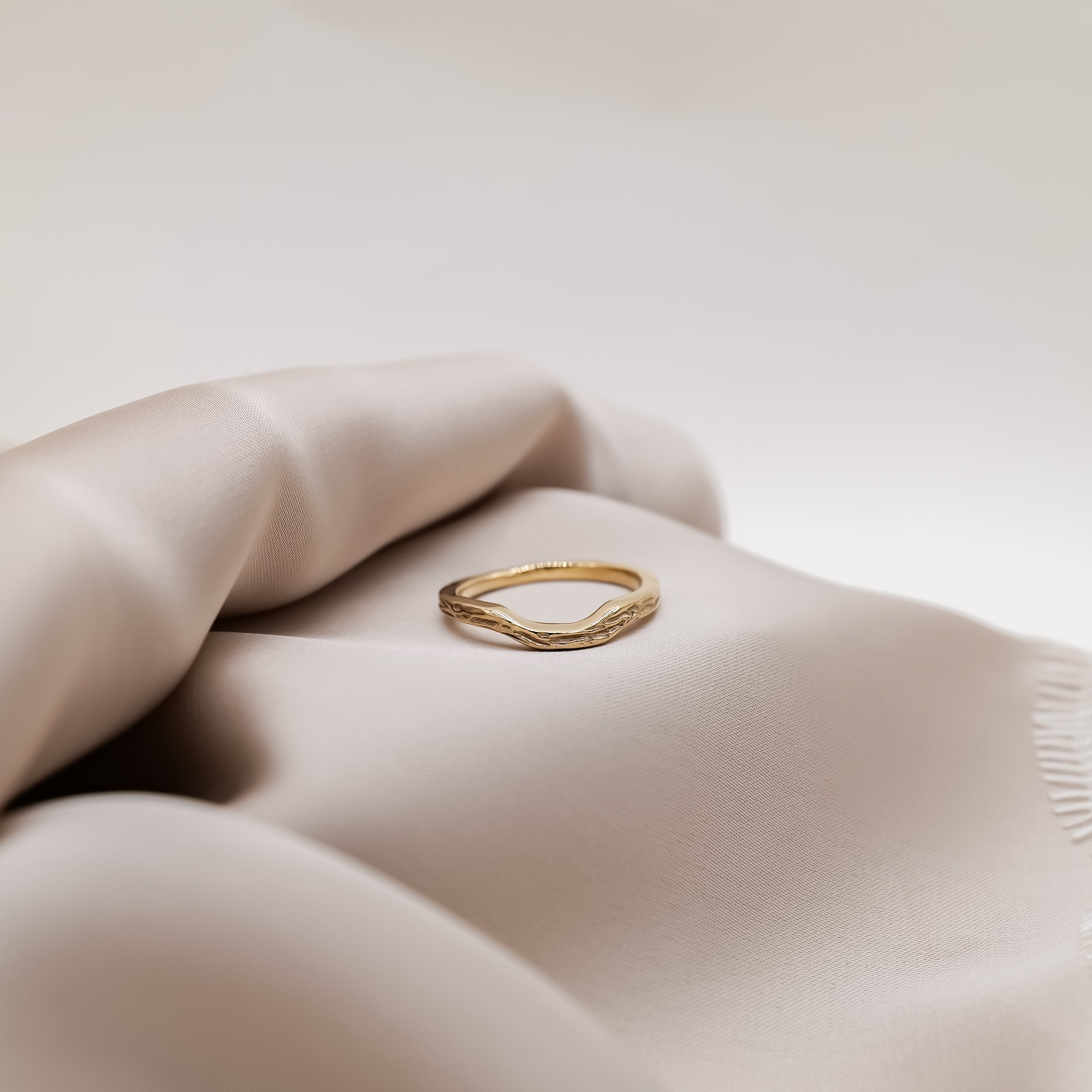 Fluere Curved Wedding Band