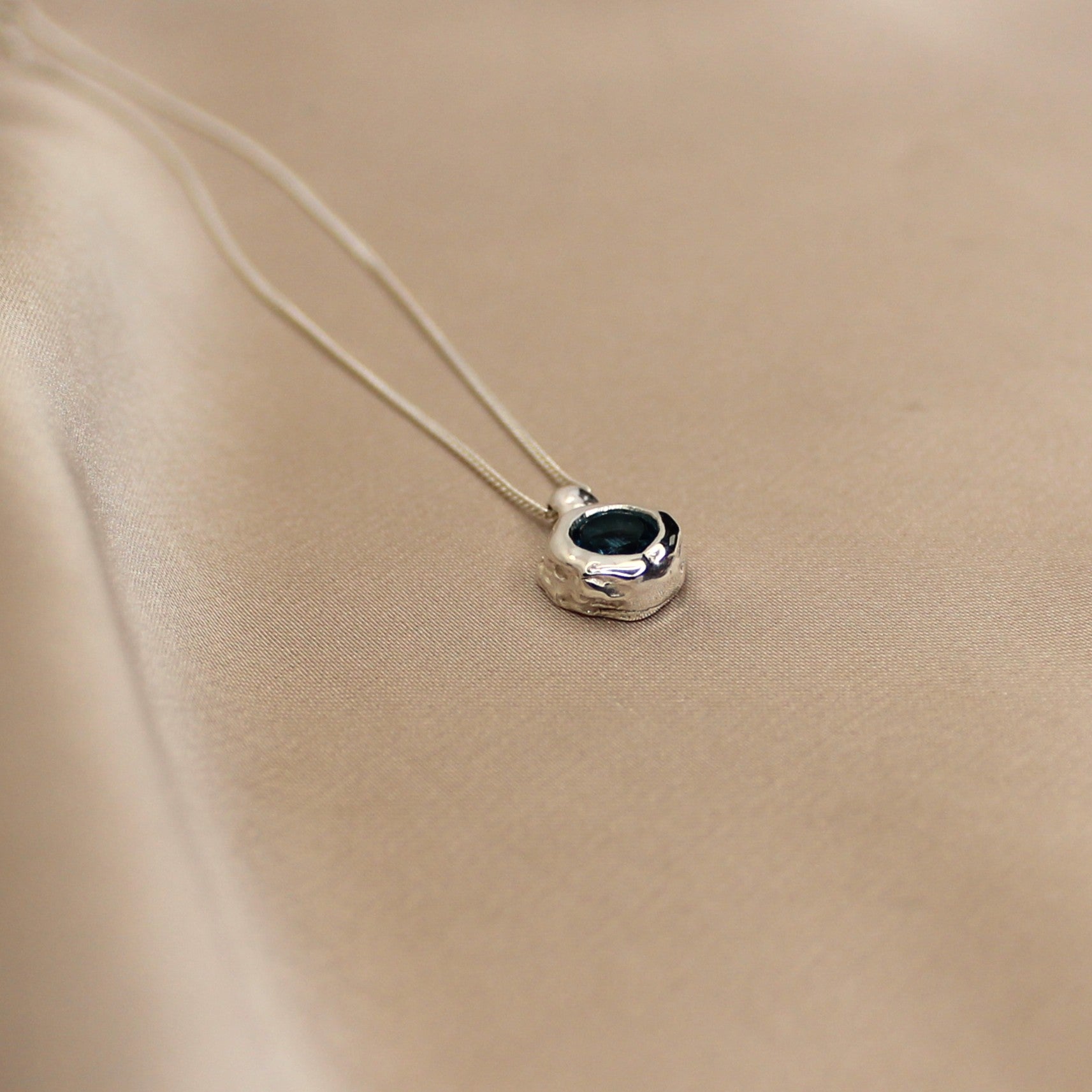 Fluere Solitaire Pendant