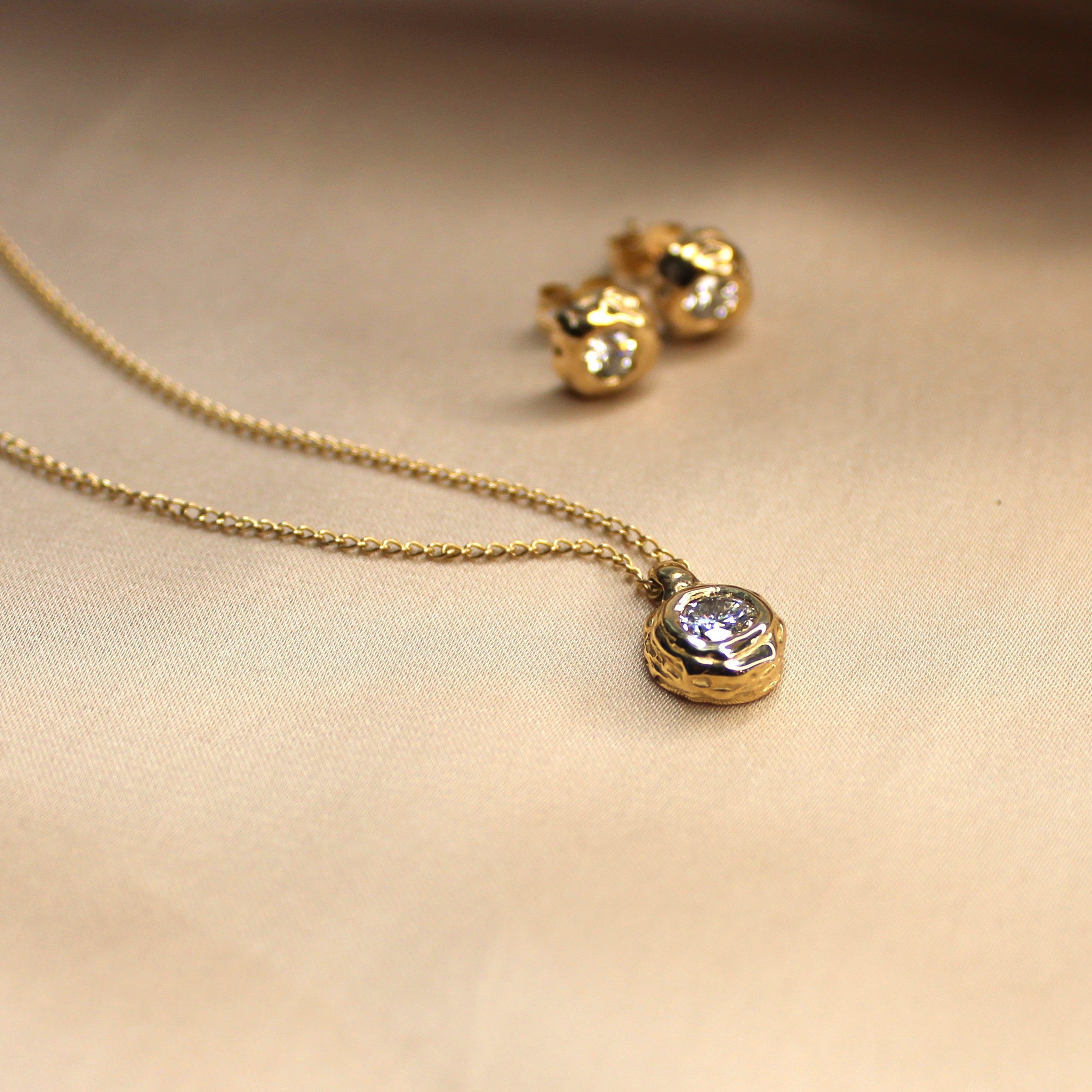 Eterna Solitaire Pendant