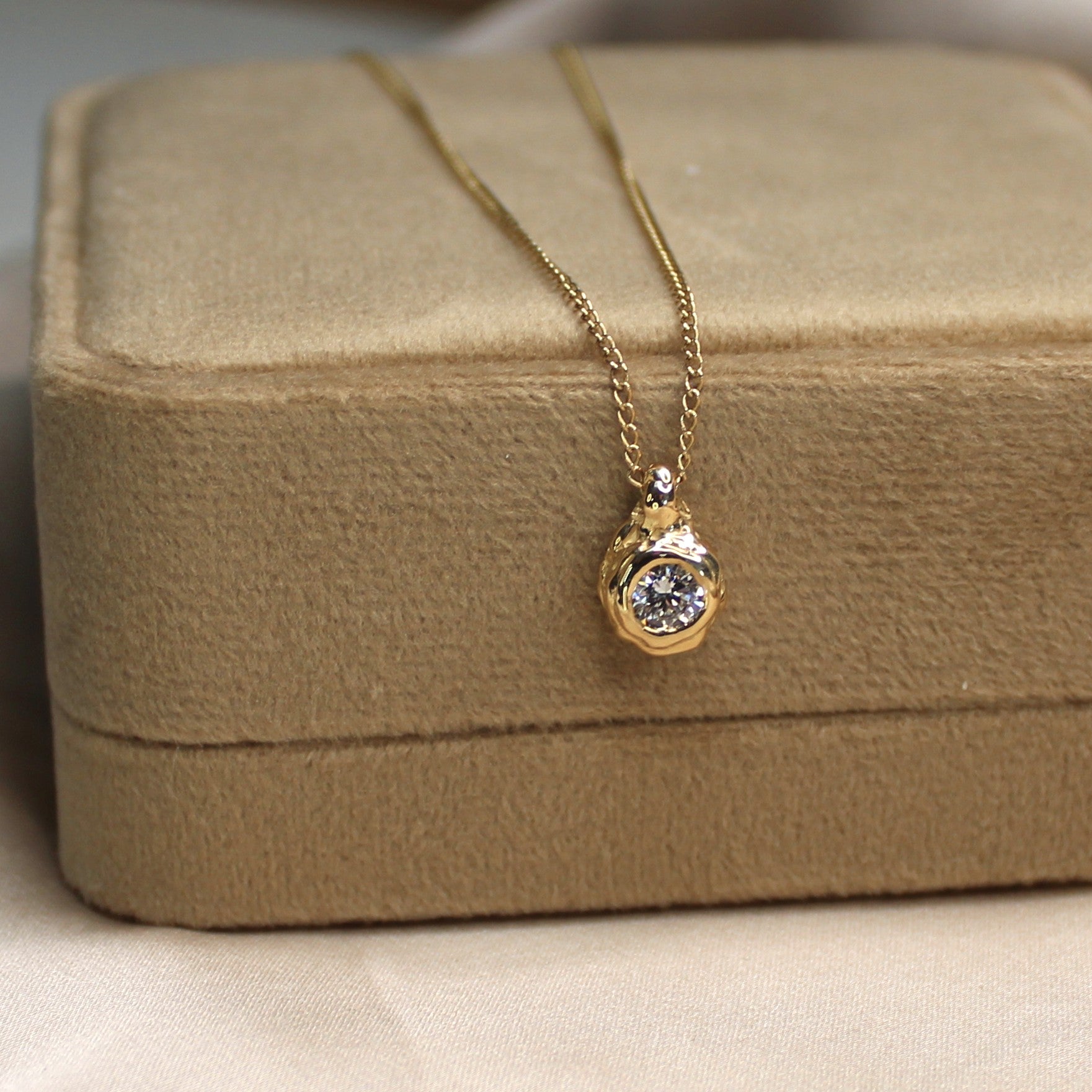 Eterna Solitaire Pendant