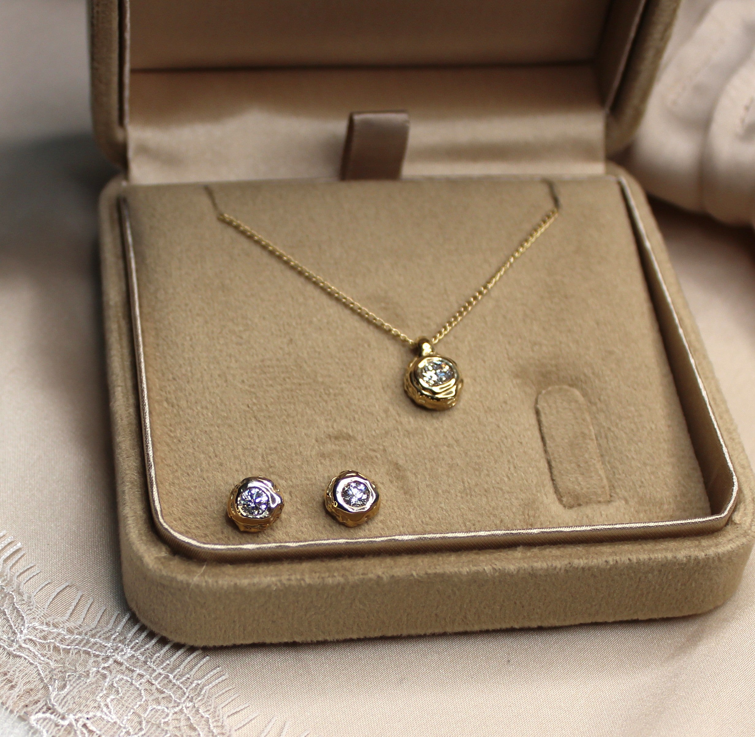Eterna Solitaire Pendant