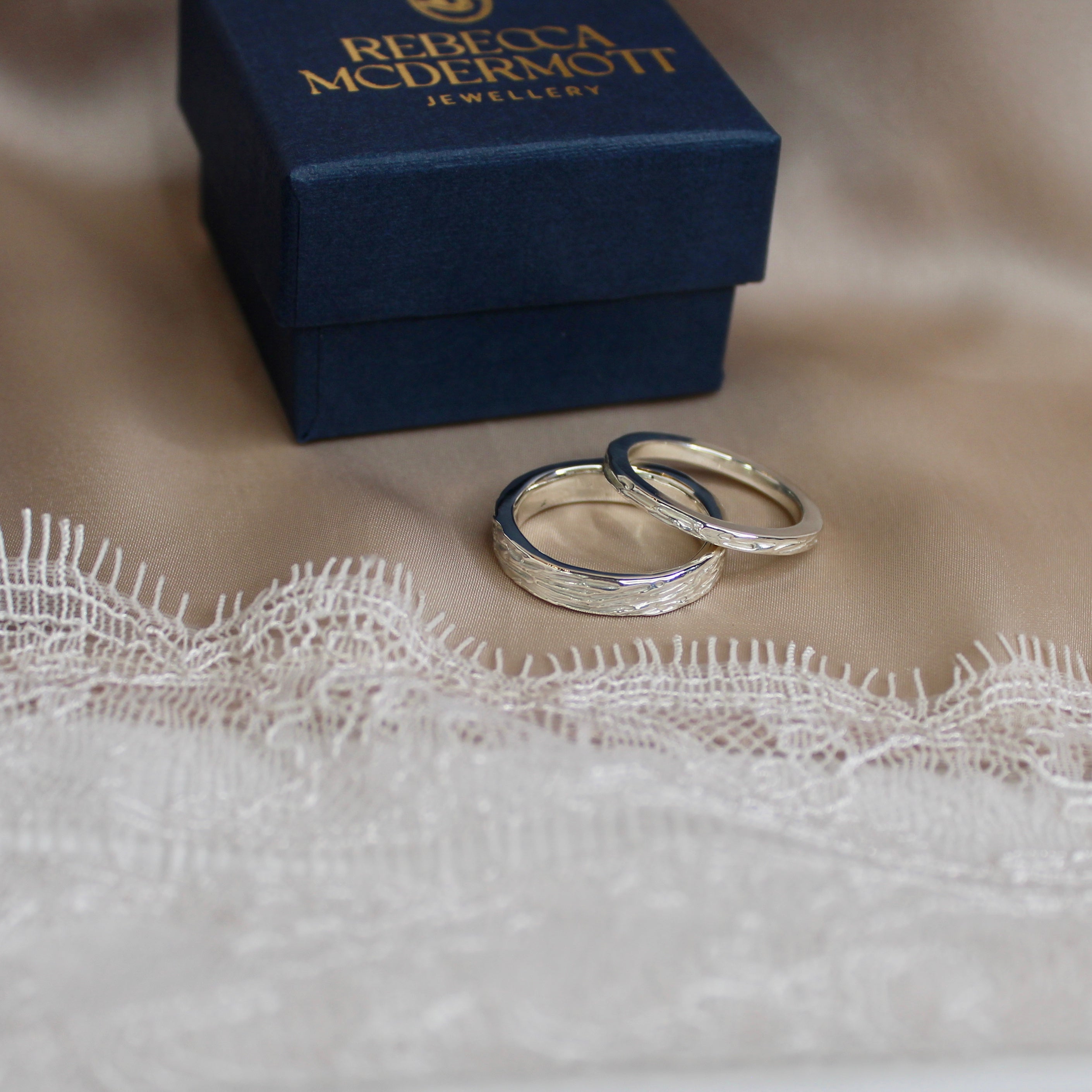 Fluere Bold Wedding Band