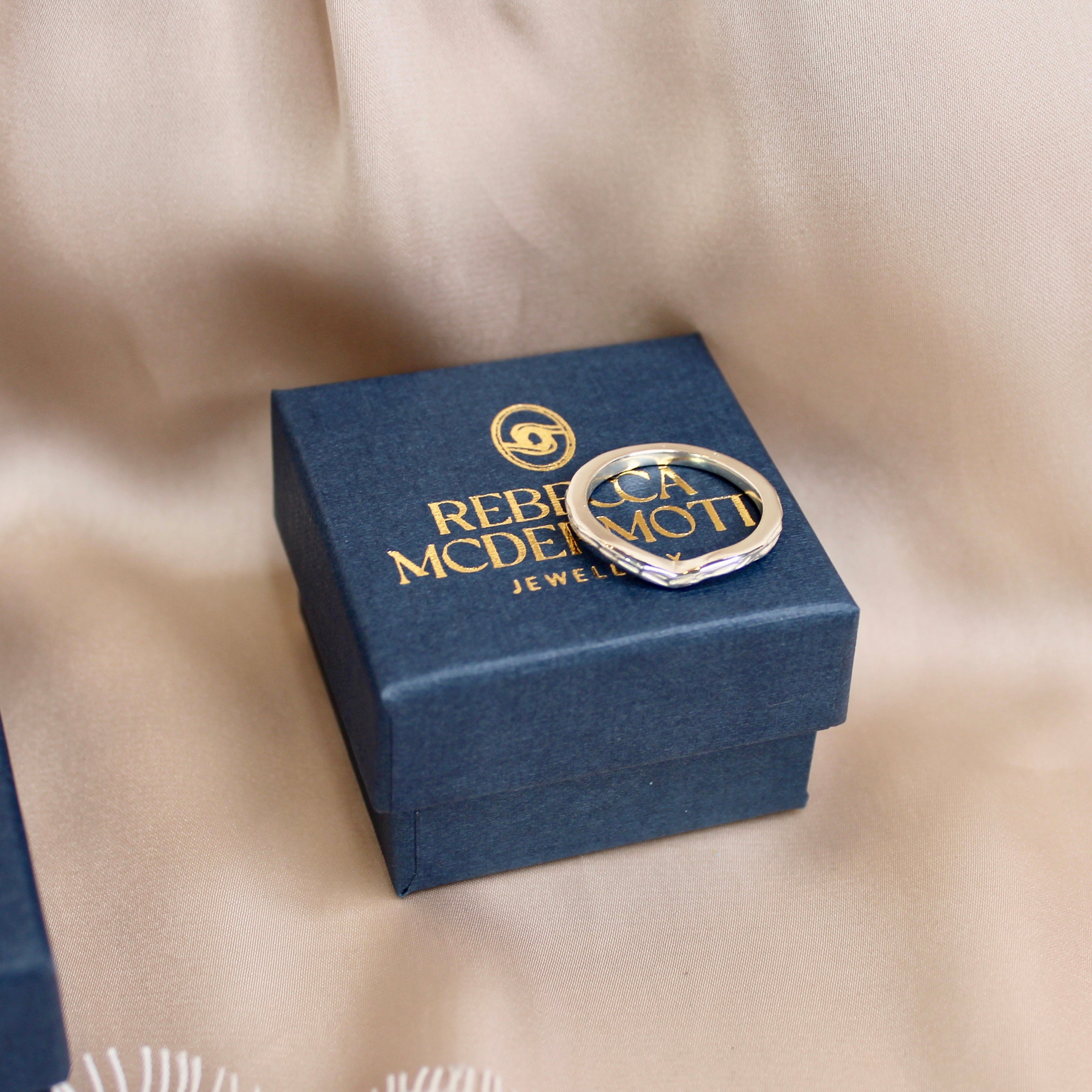Fluere V Wedding Band