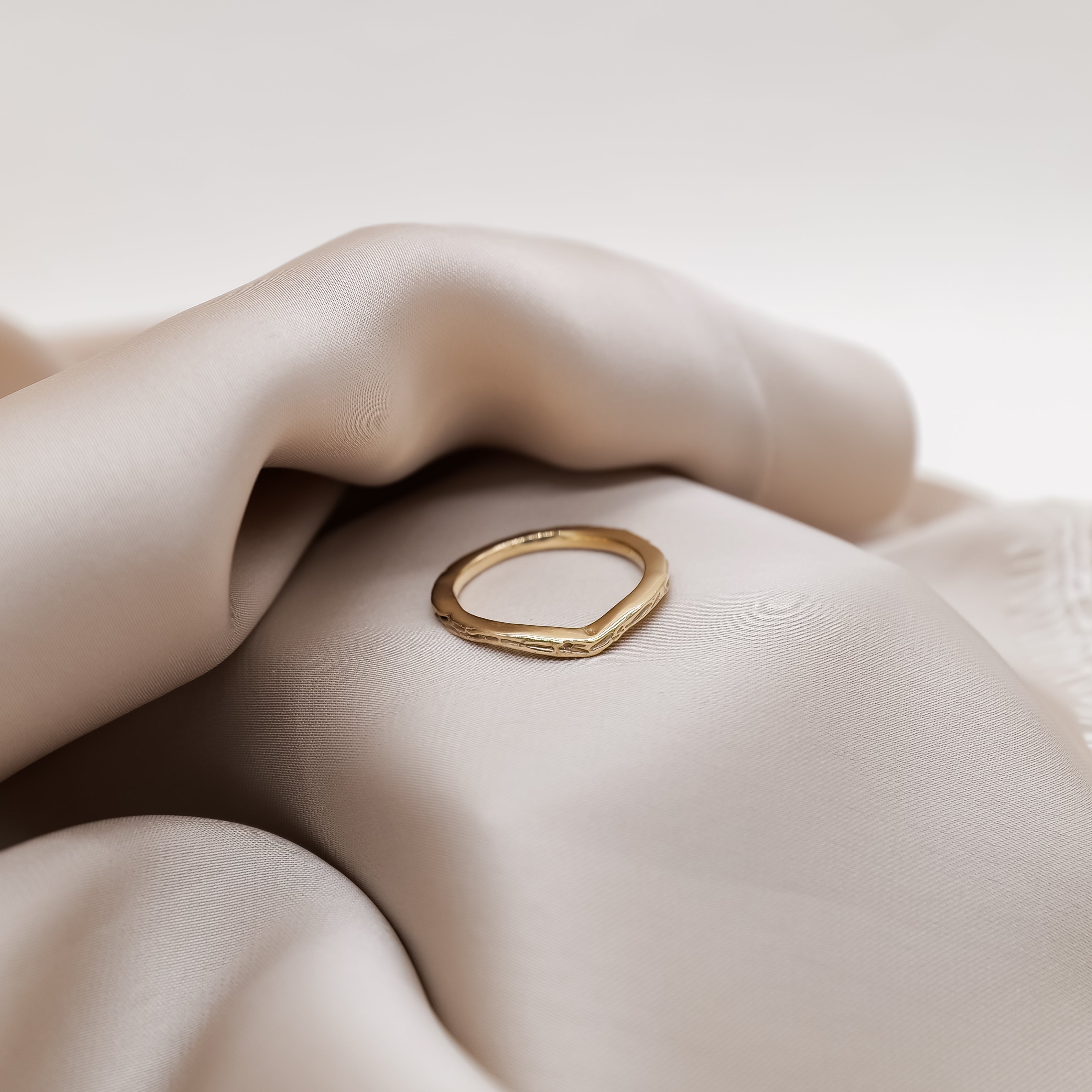 Fluere V Wedding Band